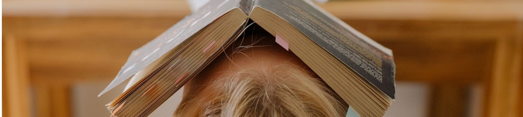 Frau mit Buch im Gesicht Cortisol